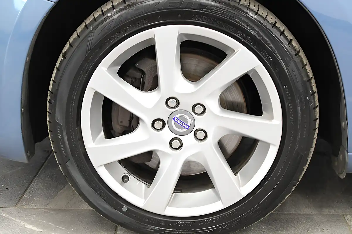 Used 2013 Volvo V60 Se Lux Nav Power Blue - Interior and Exterior details 16