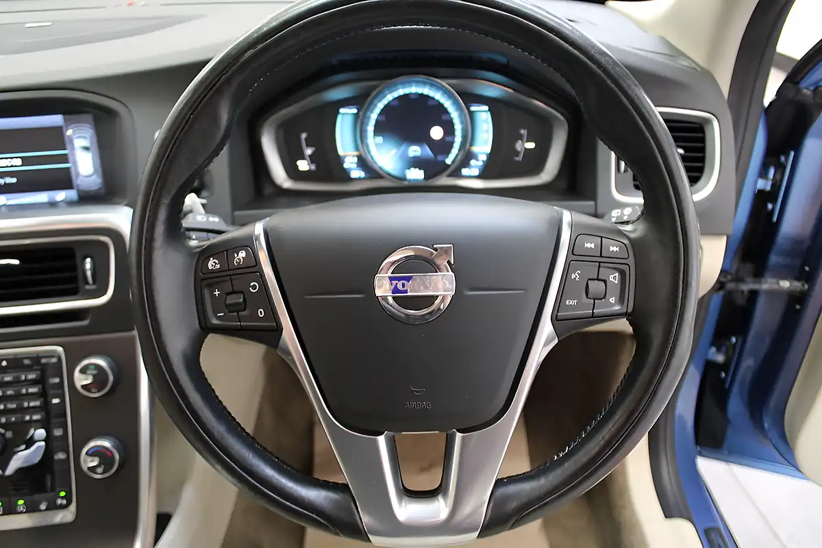 Used 2013 Volvo V60 Se Lux Nav Power Blue - Interior and Exterior details 19
