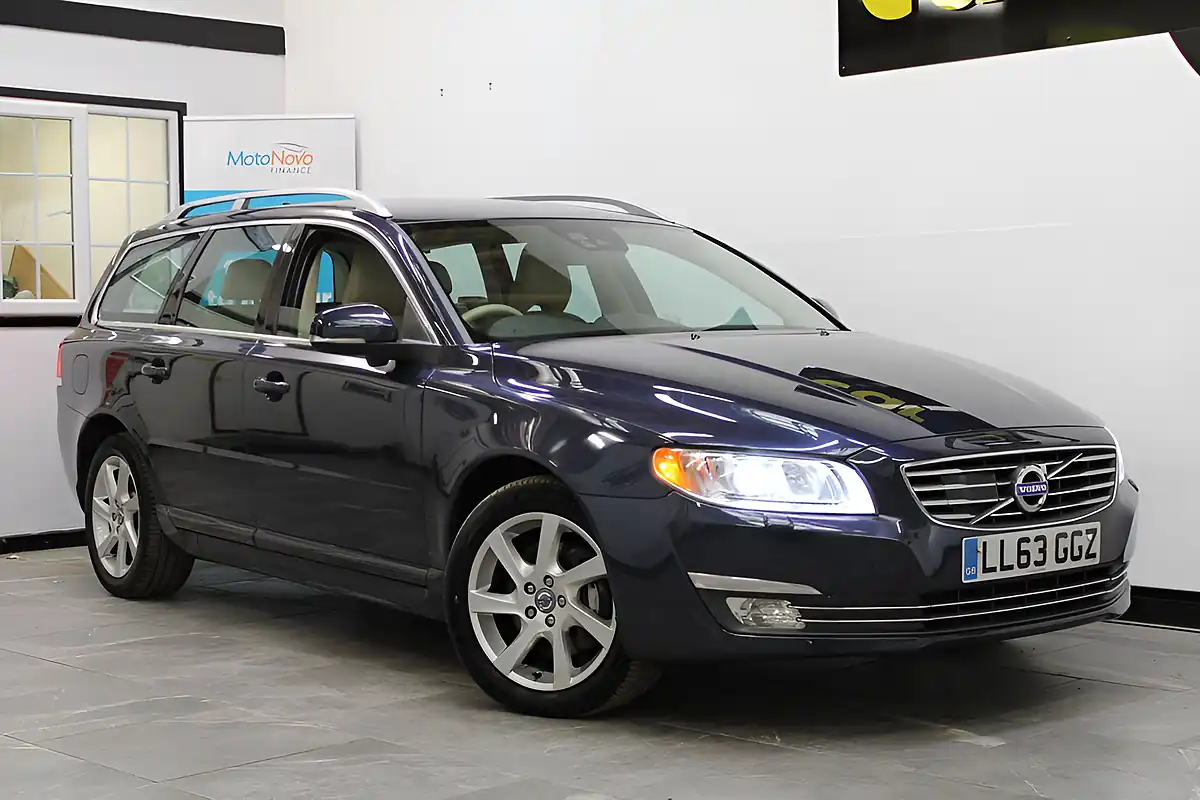 Used 2013 Volvo V70 Se Lux Blue - Front View