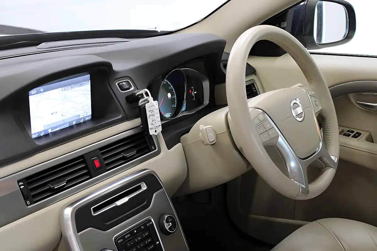 Used 2013 Volvo V70 Se Lux Blue - Interior and Exterior details 15