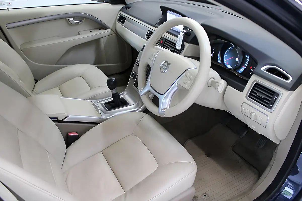 Used 2013 Volvo V70 Se Lux Blue - Interior and Exterior details 18