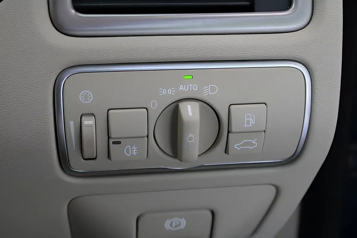 Used 2013 Volvo V70 Se Lux Blue - Interior and Exterior details 19