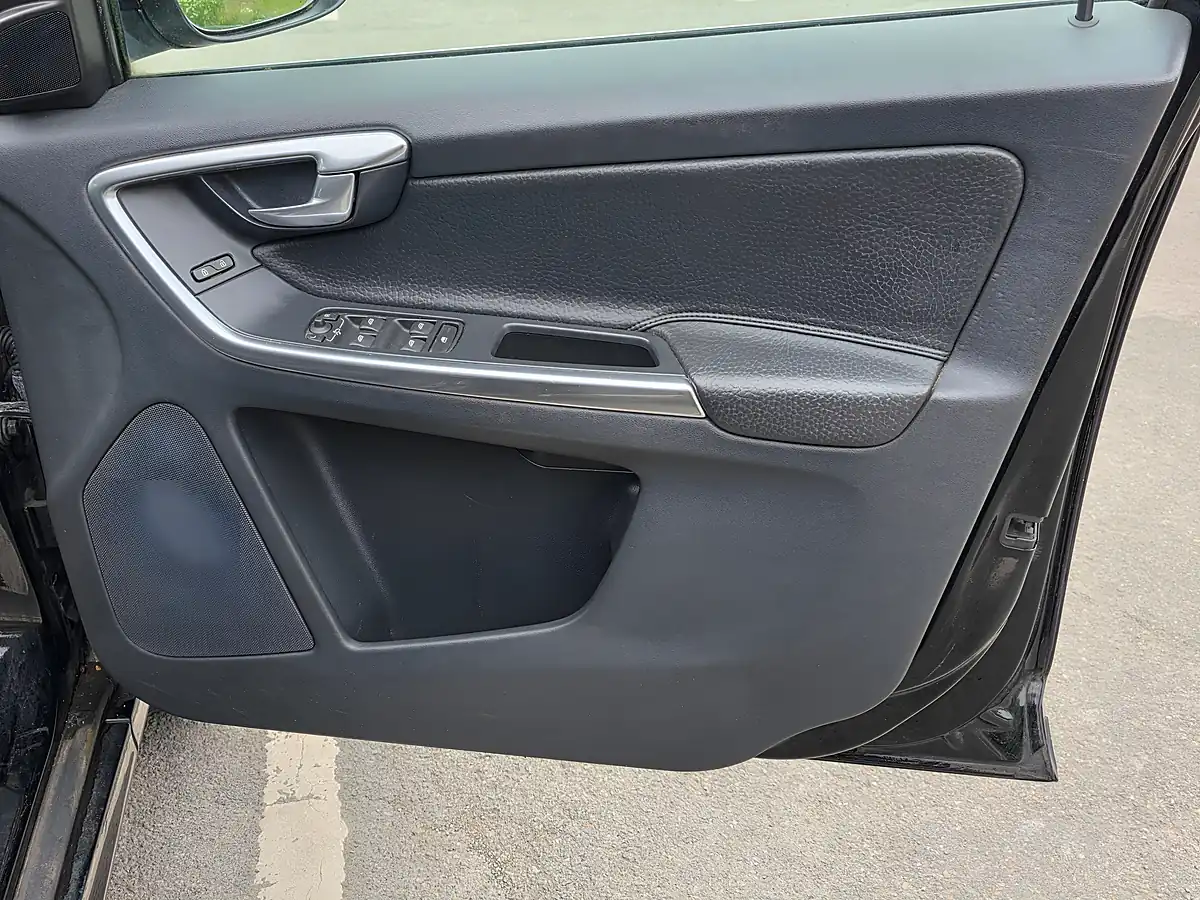 Used 2013 Volvo XC60 Se Lux Nav Black - Interior and Exterior details 12