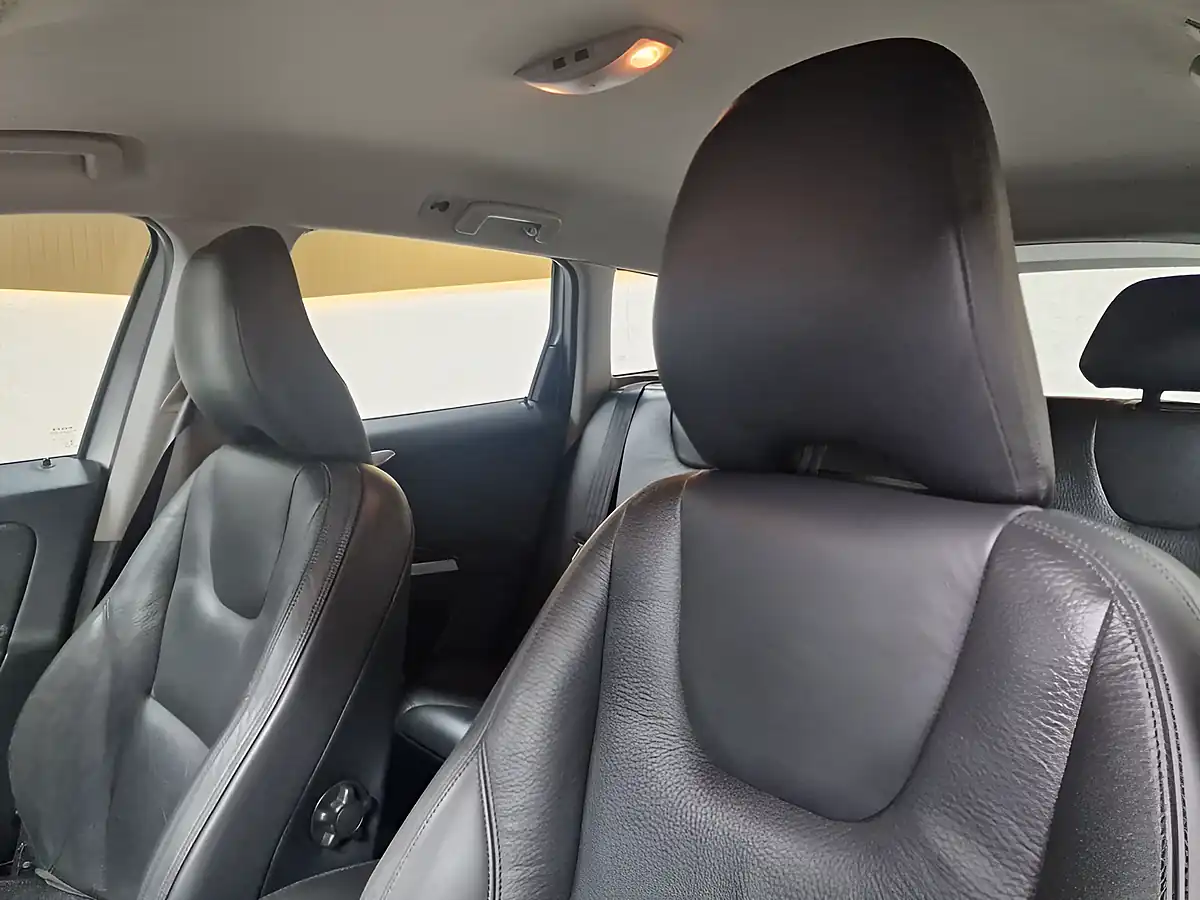 Used 2013 Volvo XC60 Se Lux Nav Bright Silver - Interior and Exterior details 12