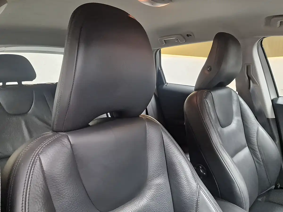 Used 2013 Volvo XC60 Se Lux Nav Bright Silver - Interior and Exterior details 17