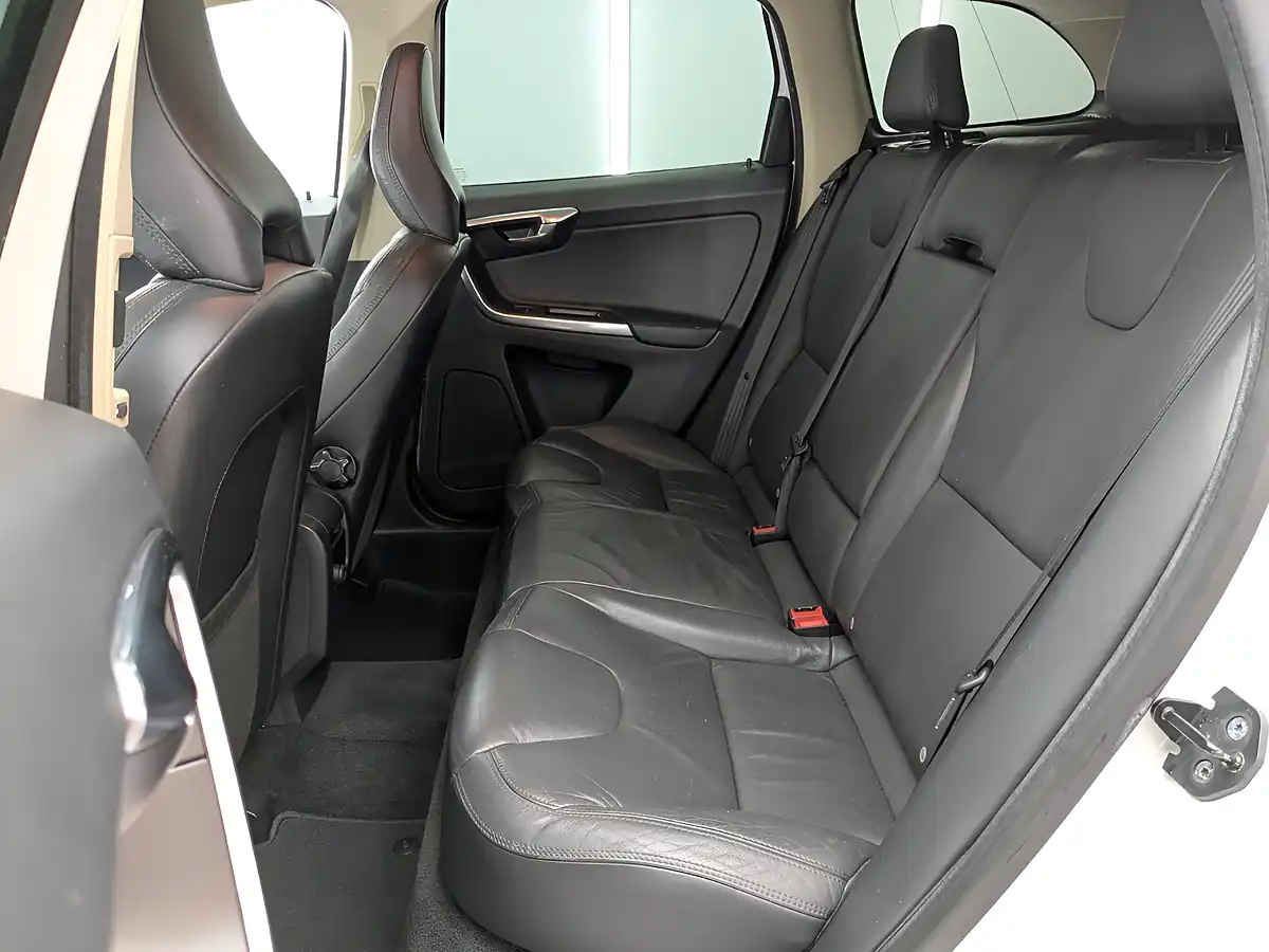Used 2013 Volvo XC60 Se Lux Nav Ice White - Interior and Exterior details 12