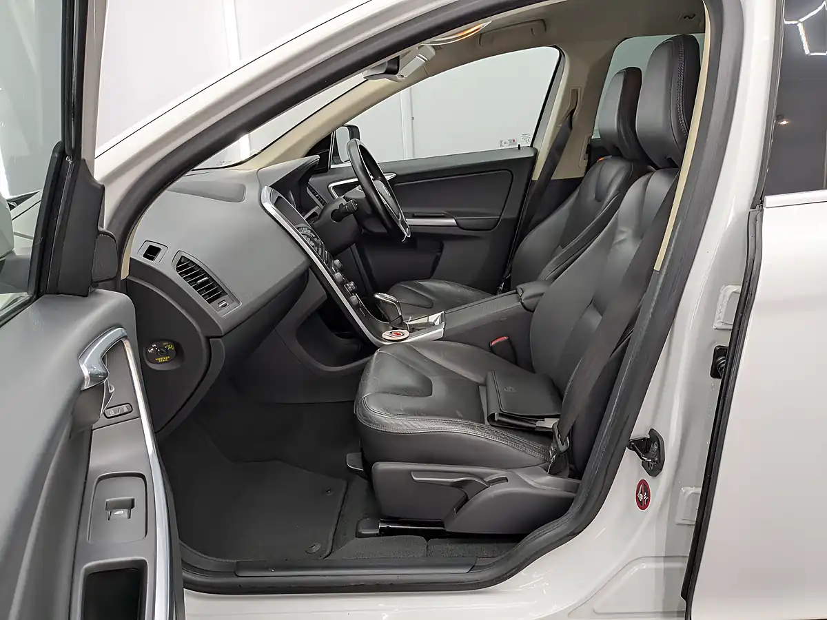 Used 2013 Volvo XC60 Se Lux Nav Ice White - Interior and Exterior details 15