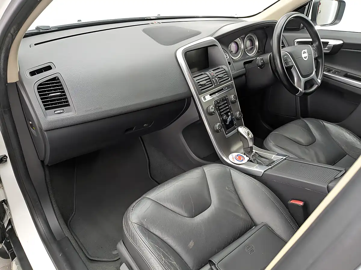 Used 2013 Volvo XC60 Se Lux Nav Ice White - Interior and Exterior details 16