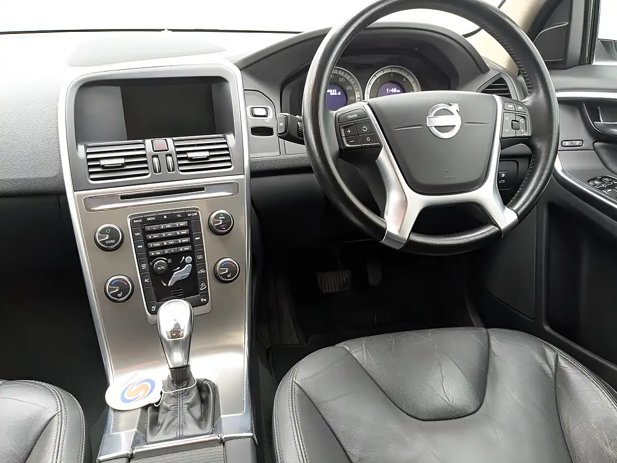 Used 2013 Volvo XC60 Se Lux Nav Ice White - Interior and Exterior details 18