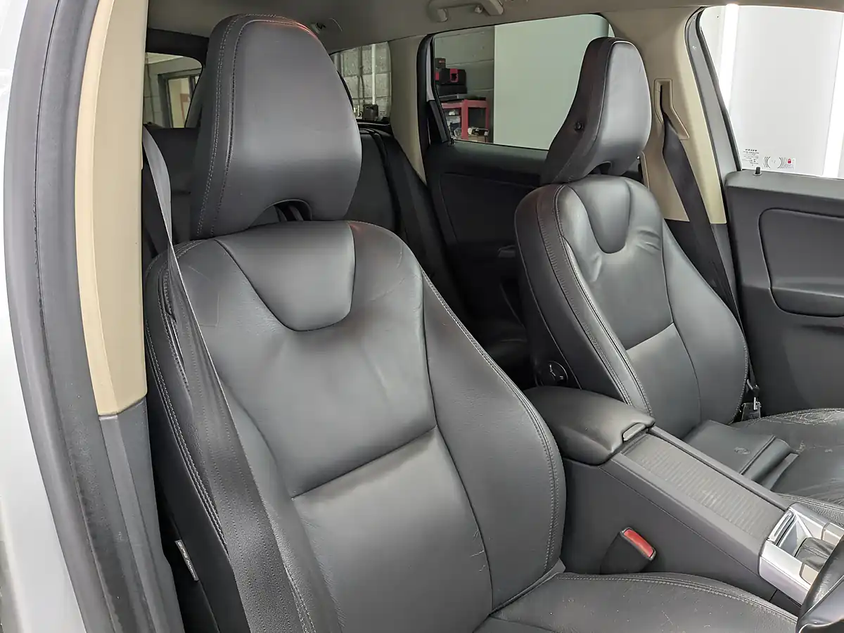 Used 2013 Volvo XC60 Se Lux Nav Ice White - Interior and Exterior details 20