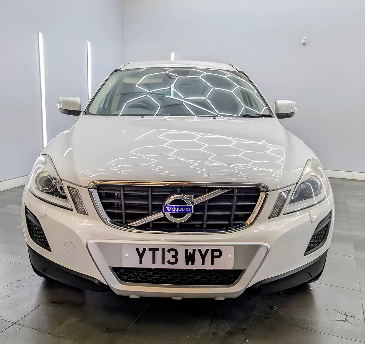 Used 2013 Volvo XC60 Se Lux Nav Ice White - Interior and Exterior details 4