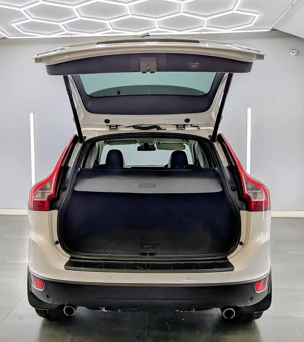 Used 2013 Volvo XC60 Se Lux Nav Ice White - Interior and Exterior details 9