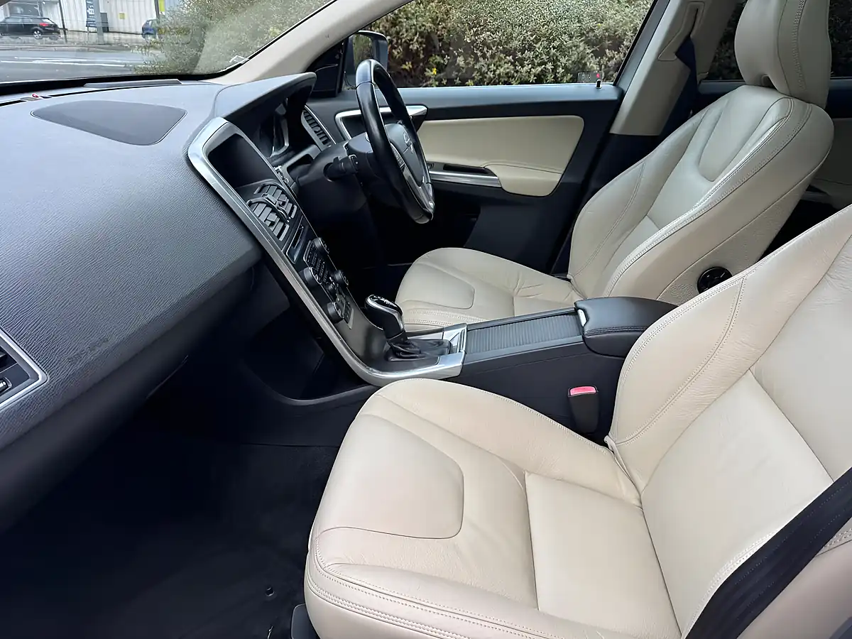 Used 2013 Volvo XC60 Se Lux Nav Silver - Interior and Exterior details 10