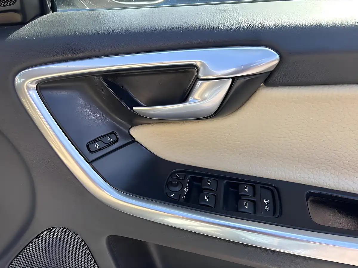 Used 2013 Volvo XC60 Se Lux Nav White - Interior and Exterior details 10