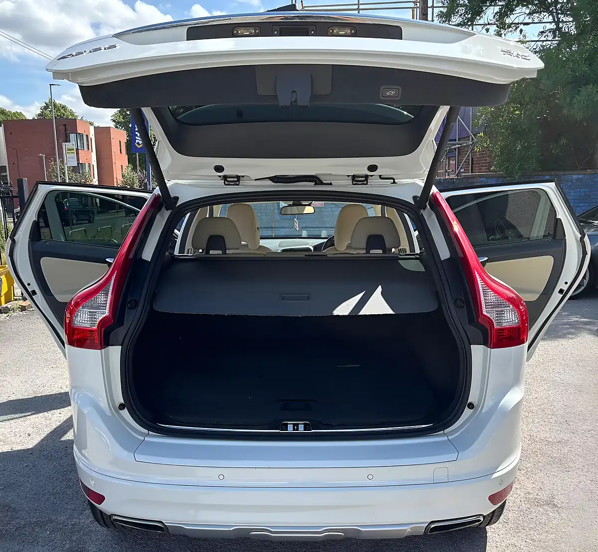 Used 2013 Volvo XC60 Se Lux Nav White - Interior and Exterior details 7