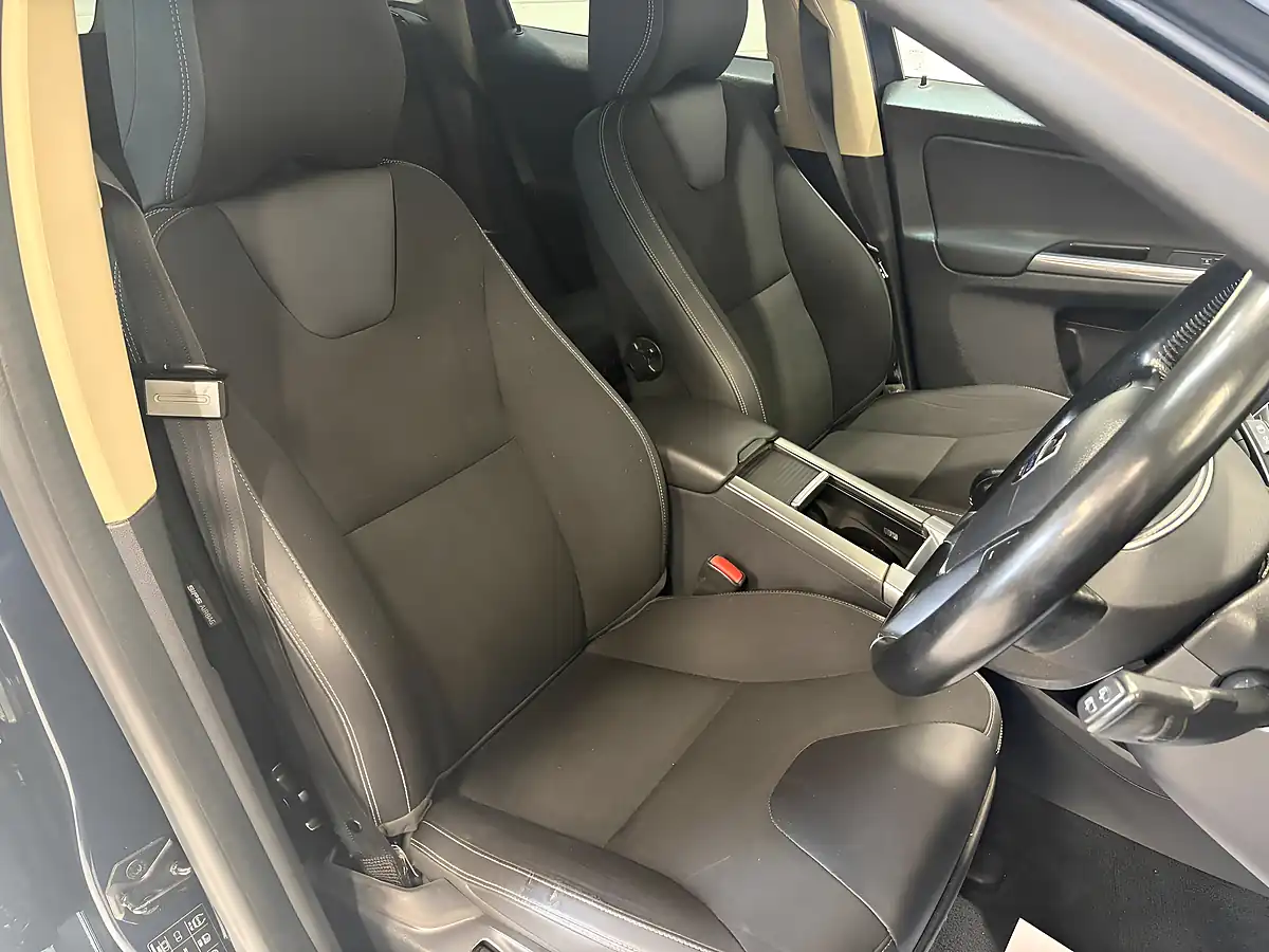 Used 2013 Volvo XC60 Se Nav Blue - Interior and Exterior details 17