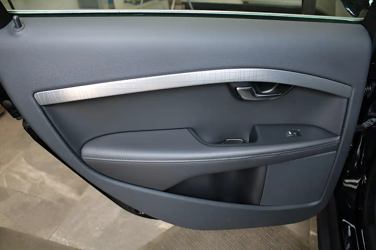 Used 2013 Volvo XC70 Se Lux Black - Interior and Exterior details 15