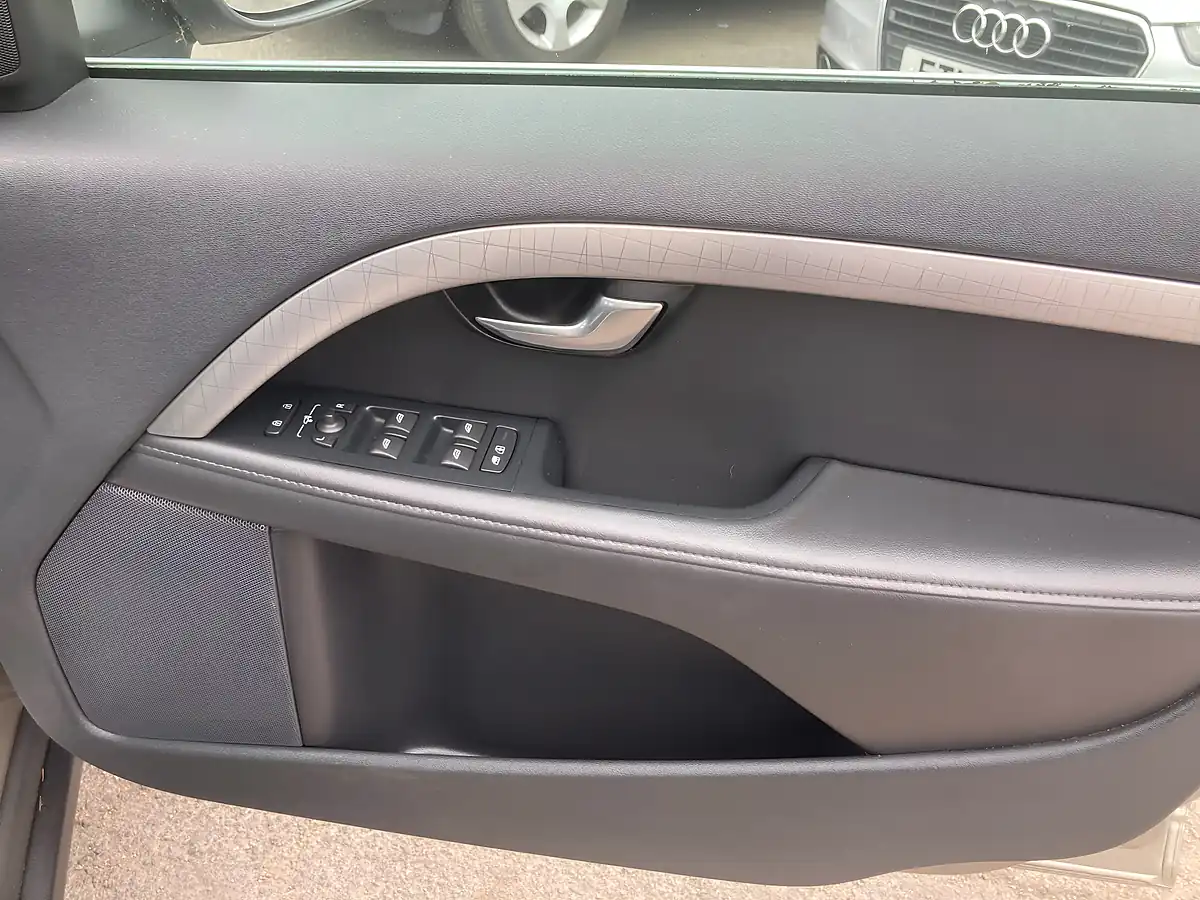 Used 2013 Volvo XC70 Se Lux Gold - Interior and Exterior details 19