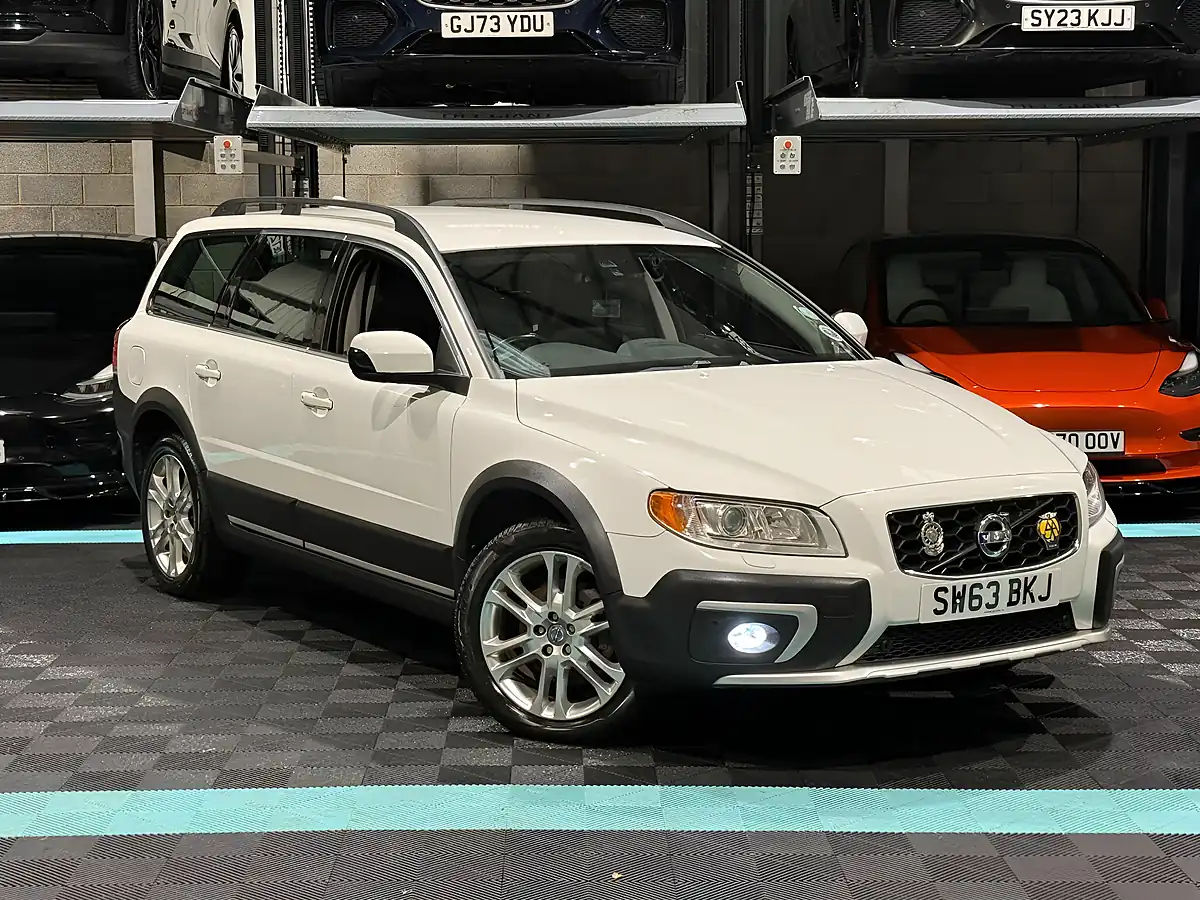 Used 2013 Volvo XC70 Se Lux White - Front View