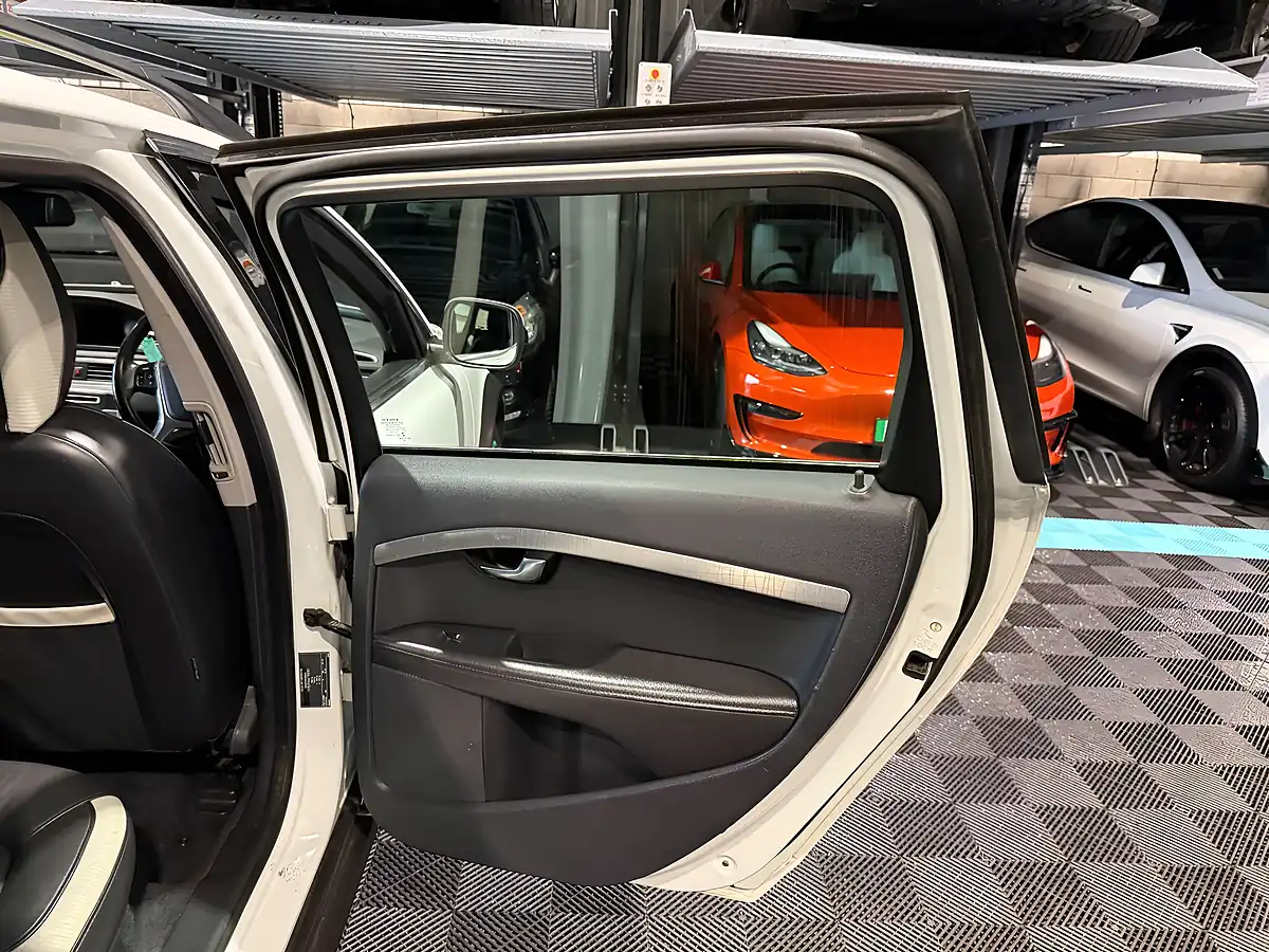 Used 2013 Volvo XC70 Se Lux White - Interior and Exterior details 14