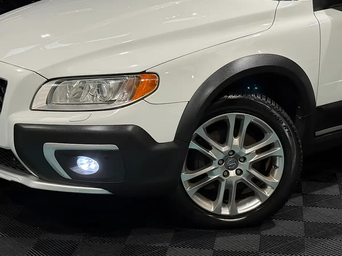 Used 2013 Volvo XC70 Se Lux White - Interior and Exterior details 9