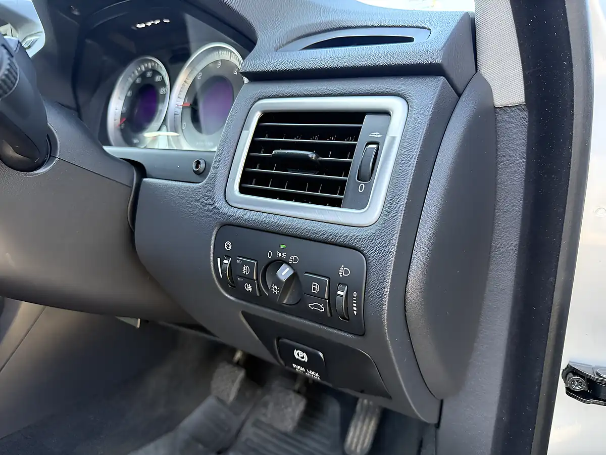 Used 2013 Volvo XC70 Silver - Interior and Exterior details 20