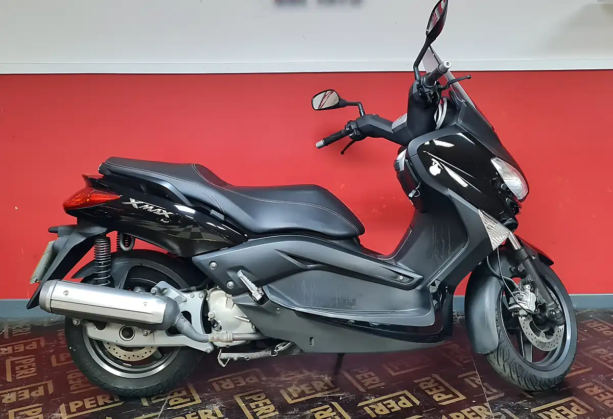 Used 2013 Yamaha Xmax 125 Black - Interior and Exterior details 8