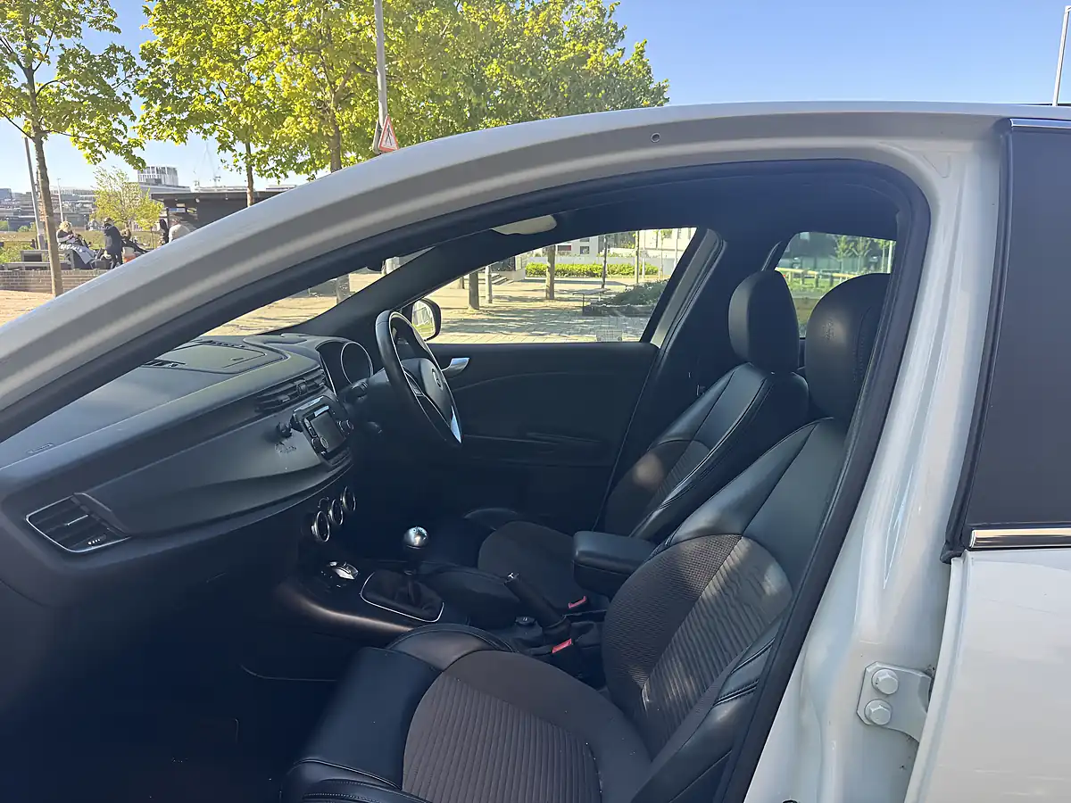 Used 2014 Alfa Romeo Giulietta Exclusive Ghiaccio White - Interior and Exterior details 11