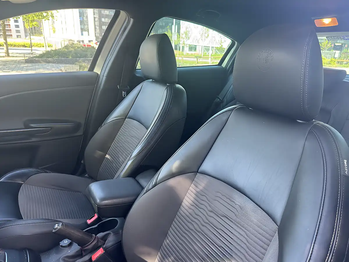 Used 2014 Alfa Romeo Giulietta Exclusive Ghiaccio White - Interior and Exterior details 12