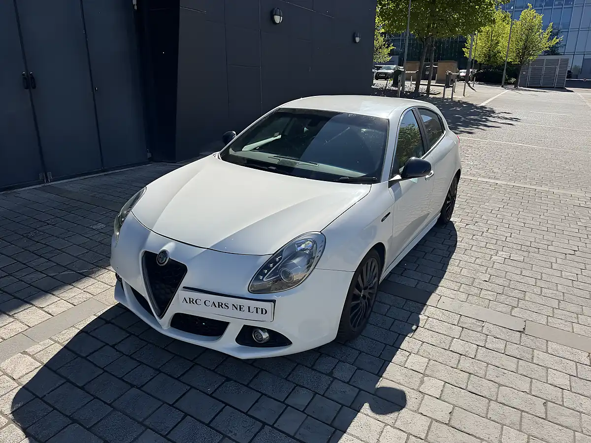 Used 2014 Alfa Romeo Giulietta Exclusive Ghiaccio White - Interior and Exterior details 15