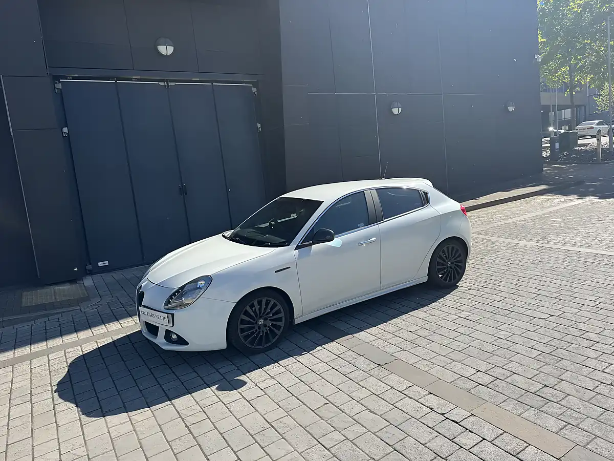 Used 2014 Alfa Romeo Giulietta Exclusive Ghiaccio White - Interior and Exterior details 16
