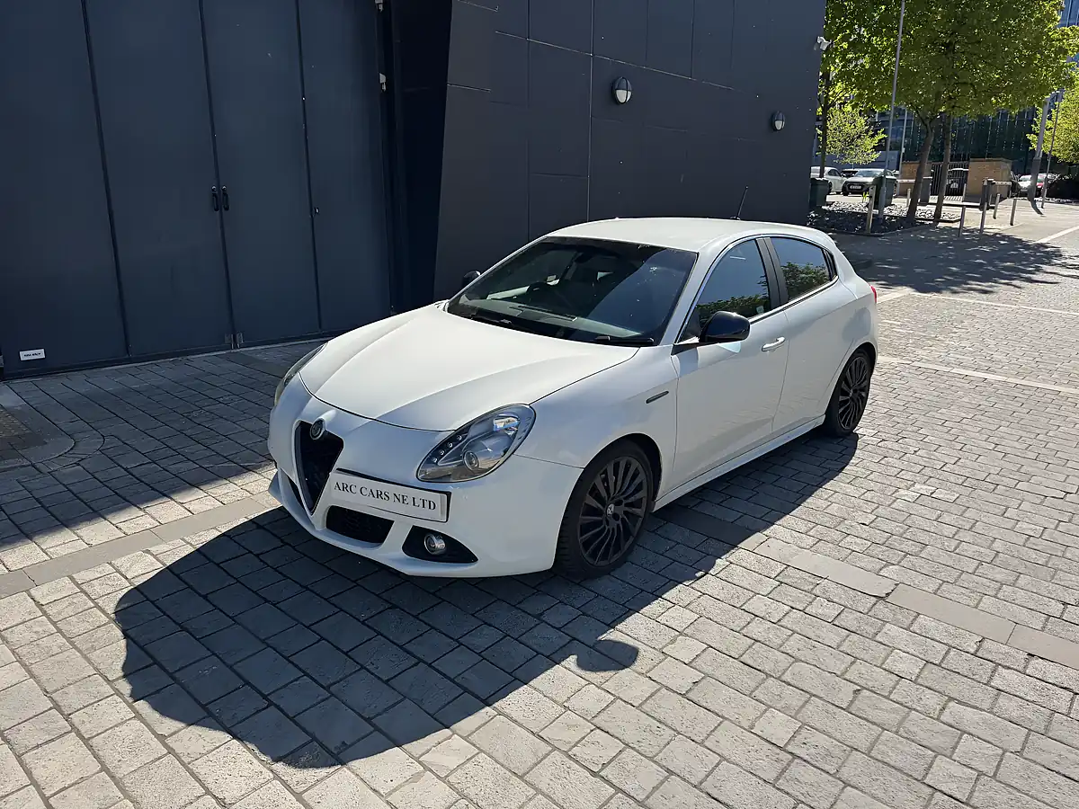 Used 2014 Alfa Romeo Giulietta Exclusive Ghiaccio White - Interior and Exterior details 3