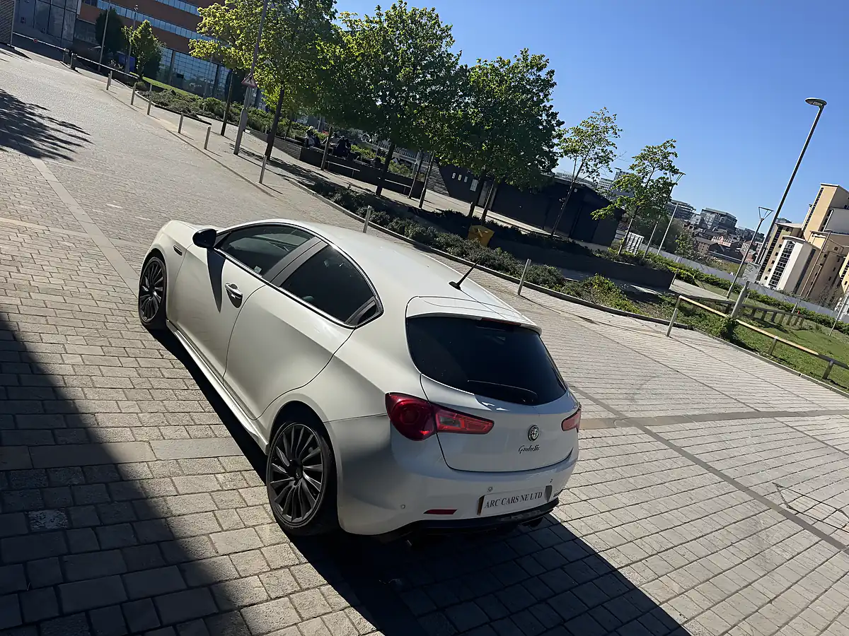 Used 2014 Alfa Romeo Giulietta Exclusive Ghiaccio White - Interior and Exterior details 4
