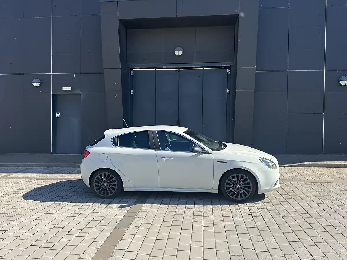 Used 2014 Alfa Romeo Giulietta Exclusive Ghiaccio White - Interior and Exterior details 6