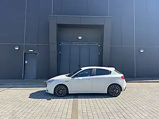 Used 2014 Alfa Romeo Giulietta Exclusive Ghiaccio White - Interior and Exterior details 8