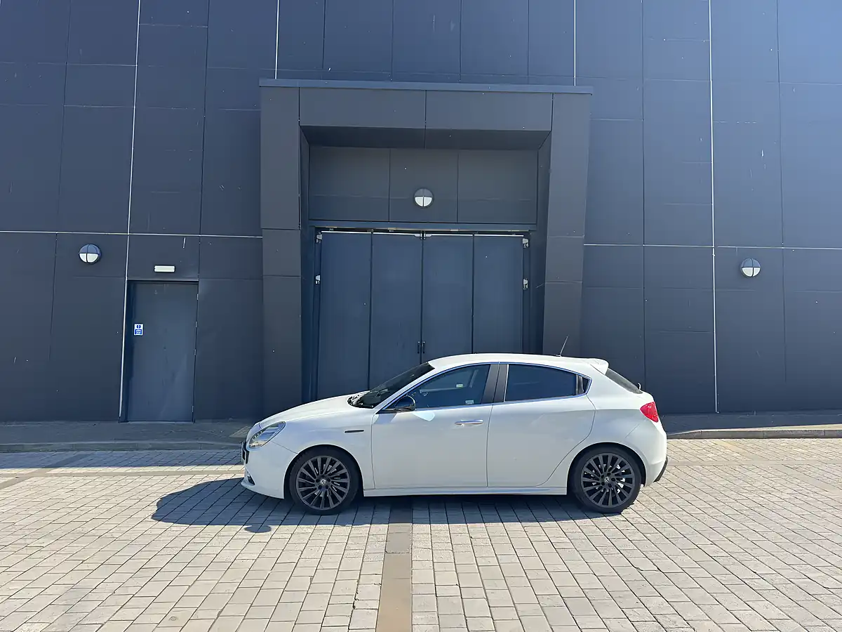 Used 2014 Alfa Romeo Giulietta Exclusive Ghiaccio White - Interior and Exterior details 8