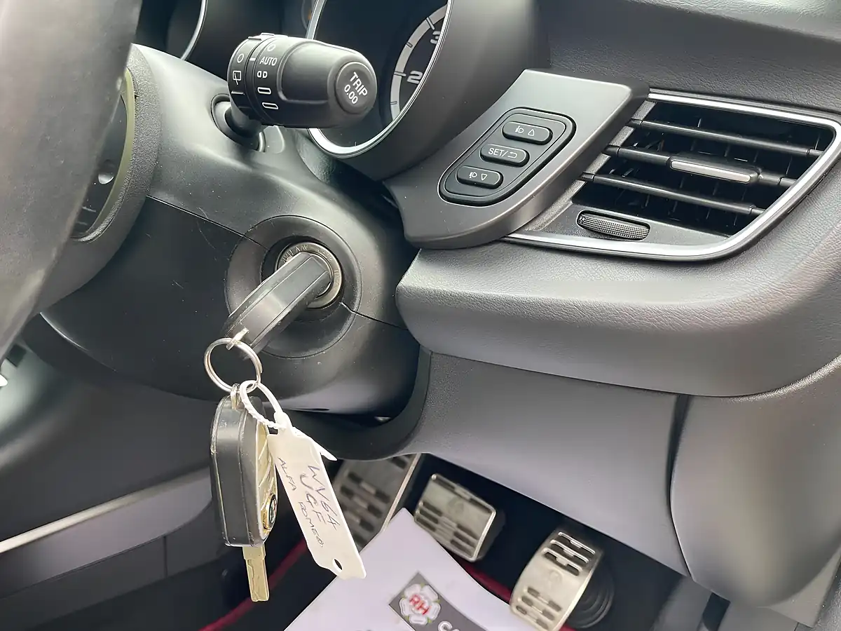 Used 2014 Alfa Romeo Giulietta Sportiva Nav White - Interior and Exterior details 18