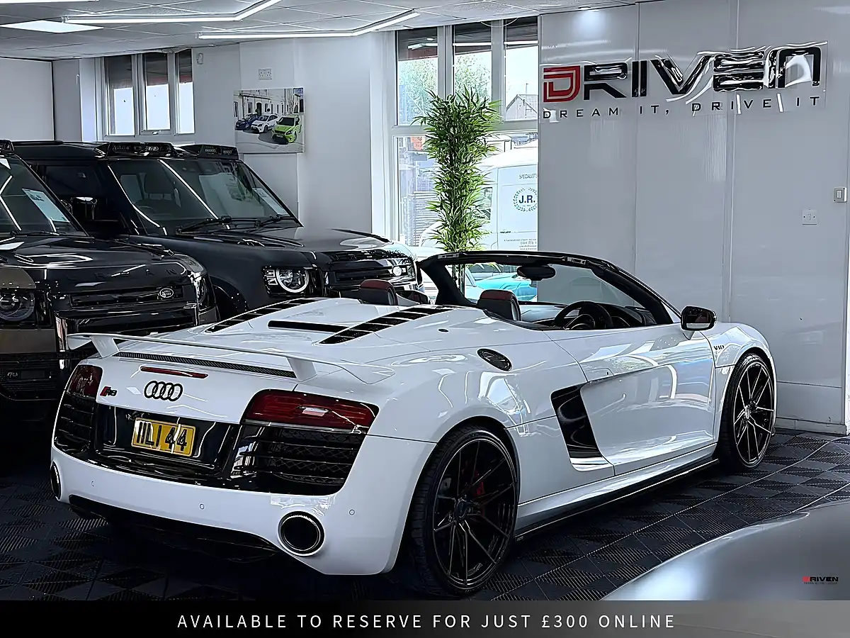 Used 2014 Audi R8 Spyder S Tronic Quattro White - Interior and Exterior details 15