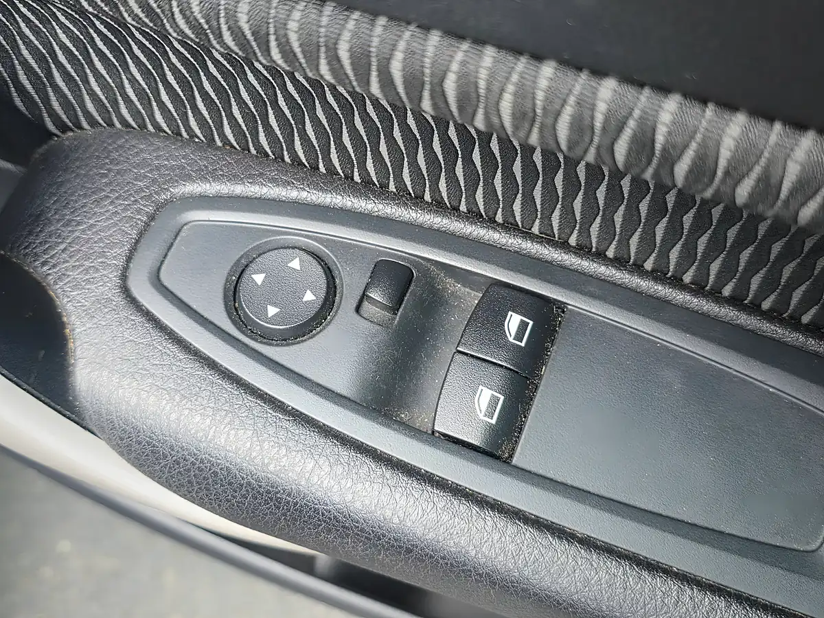 Used 2014 BMW 2 Series Se Black - Interior and Exterior details 12