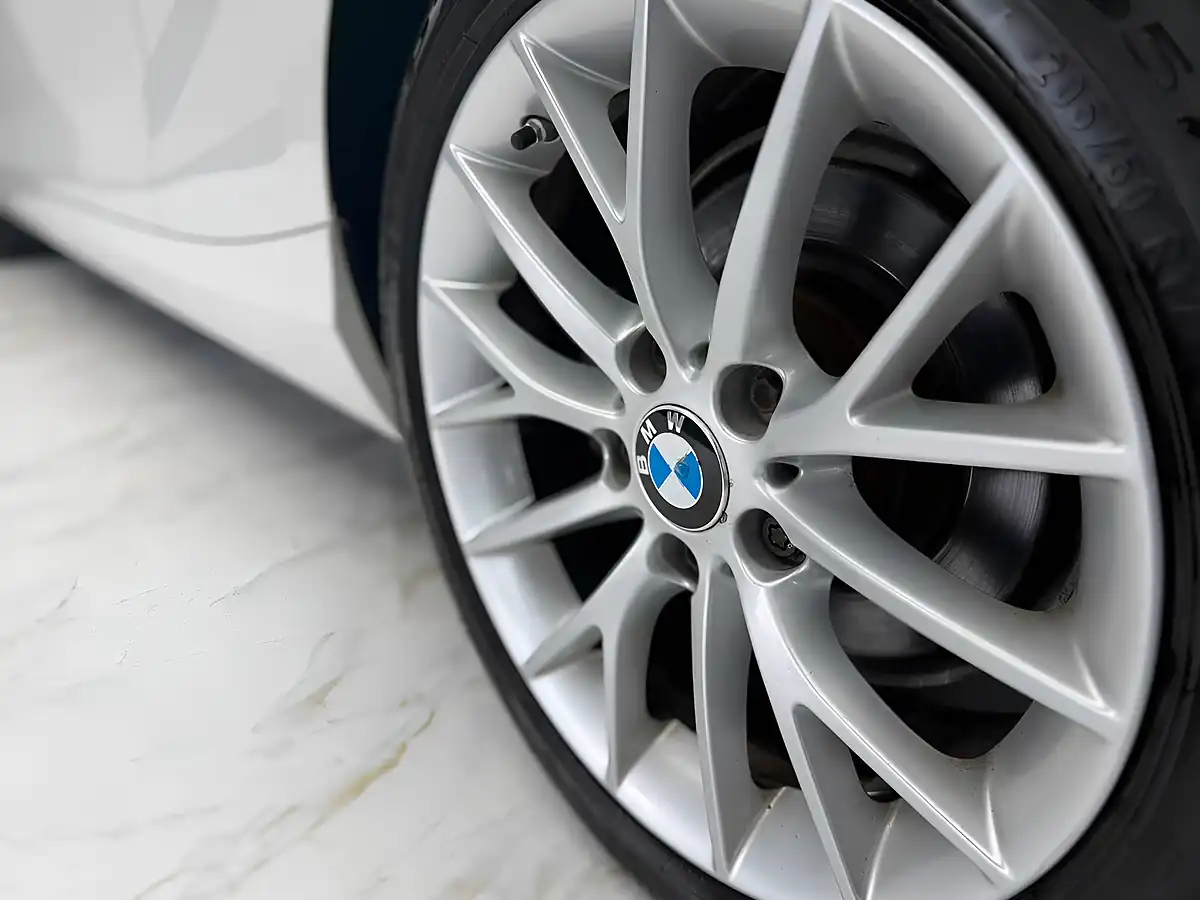 Used 2014 BMW 2 Series Se White - Interior and Exterior details 9