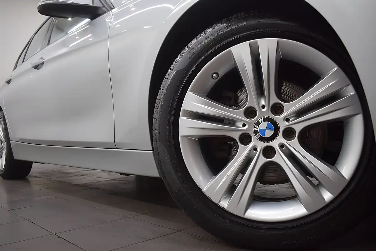 Used 2014 BMW 3 Series Sport Silver - Interior and Exterior details 18
