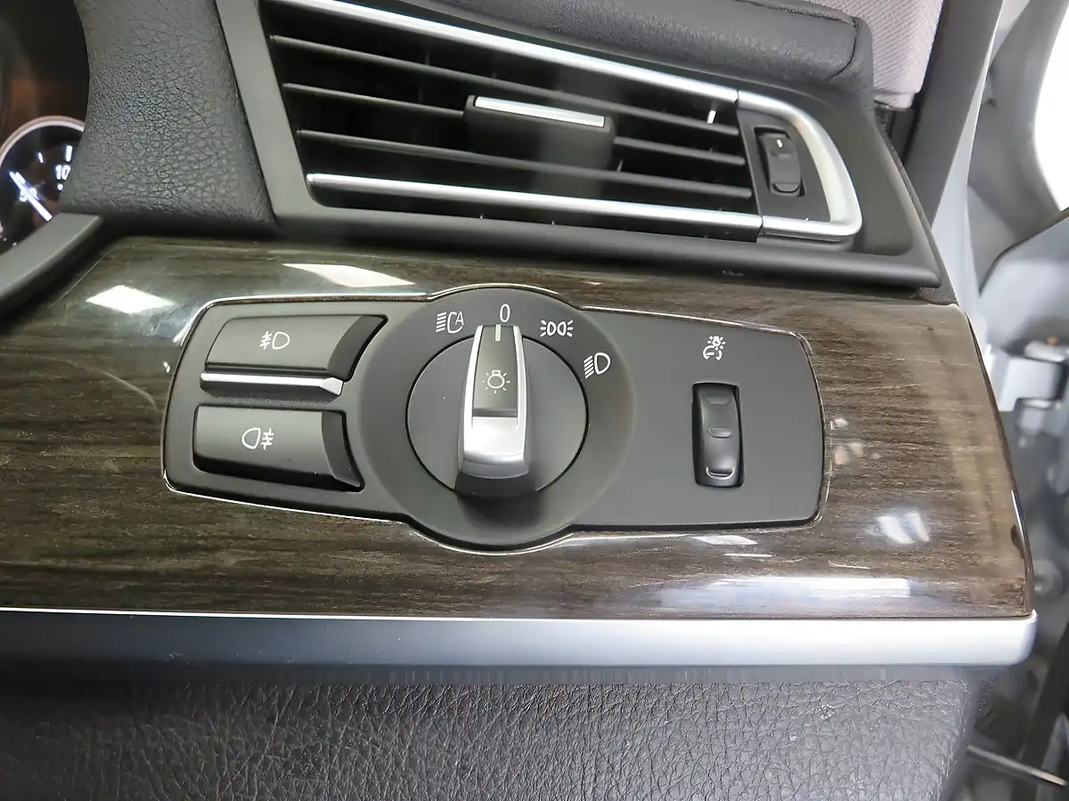 Used 2014 BMW 7 Series Se Silver - Interior and Exterior details 17