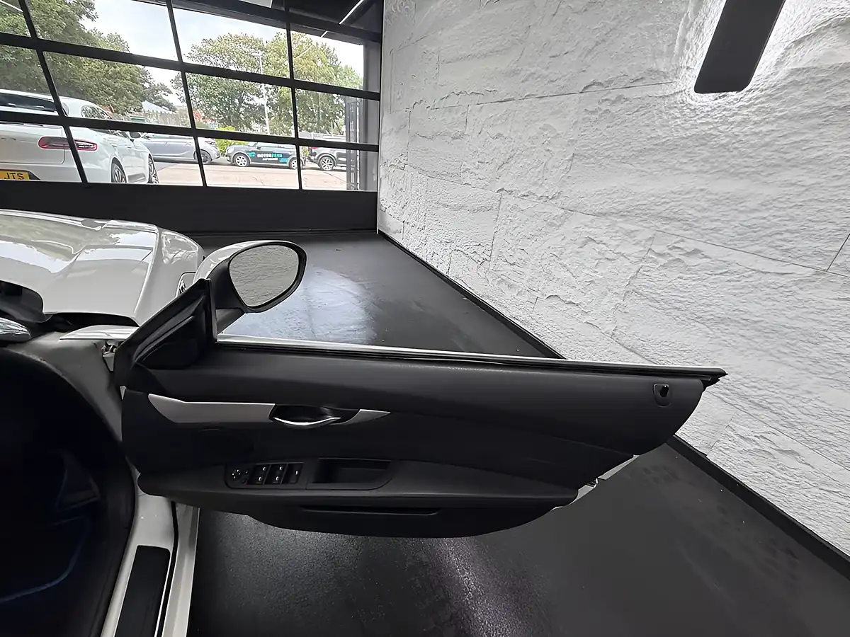 Used 2014 BMW Z4 Sdrive White - Interior and Exterior details 18