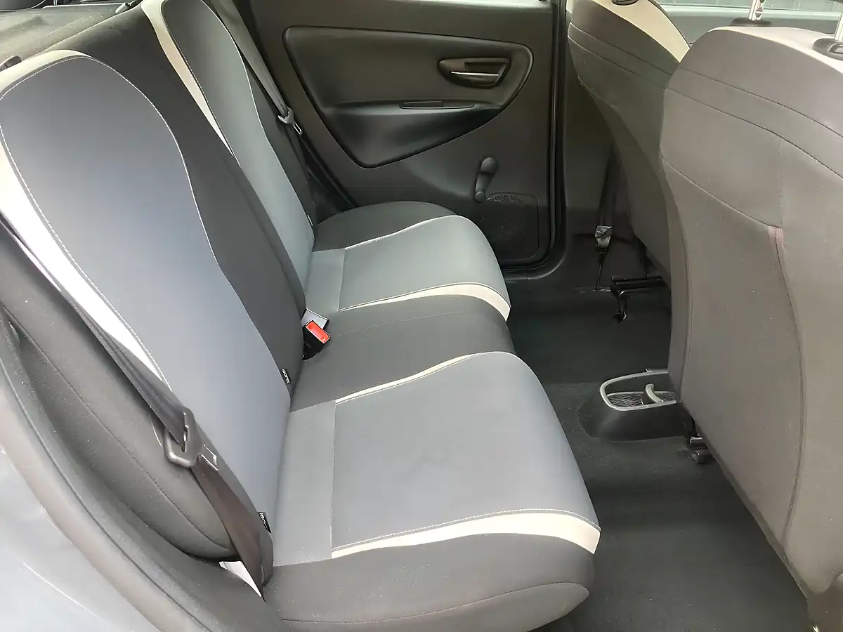 Used 2014 Chrysler Ypsilon Silver Grey - Interior and Exterior details 10