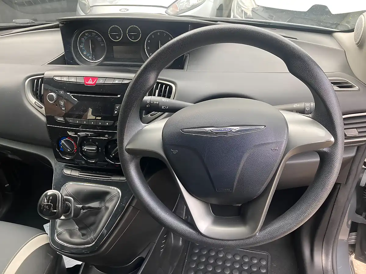 Used 2014 Chrysler Ypsilon Silver Grey - Interior and Exterior details 16