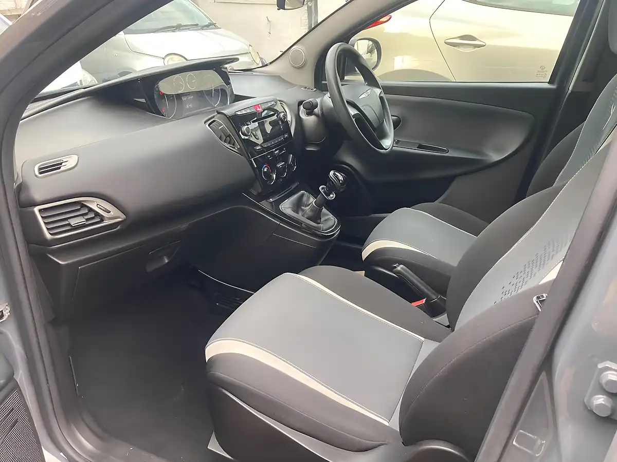 Used 2014 Chrysler Ypsilon Silver Grey - Interior and Exterior details 17