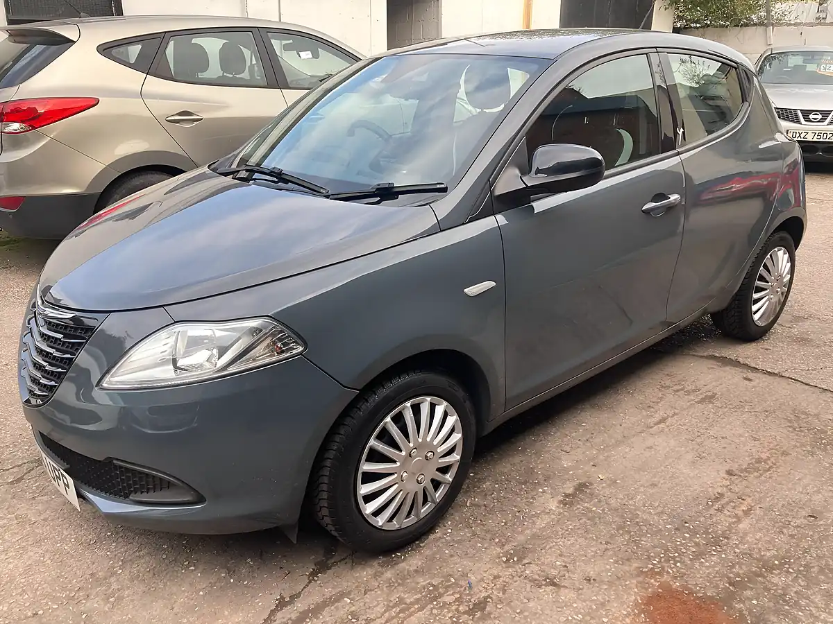 Used 2014 Chrysler Ypsilon Silver Grey - Interior and Exterior details 3