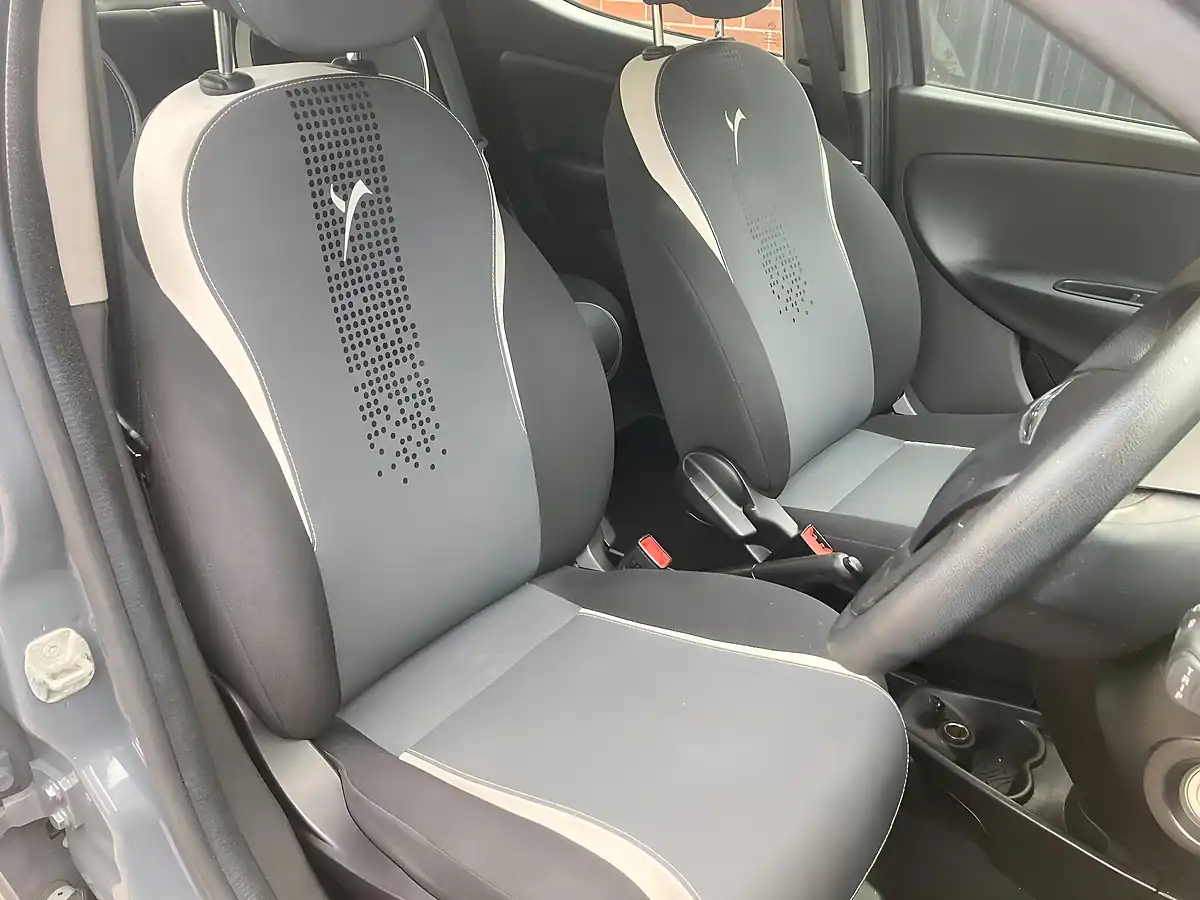 Used 2014 Chrysler Ypsilon Silver Grey - Interior and Exterior details 7