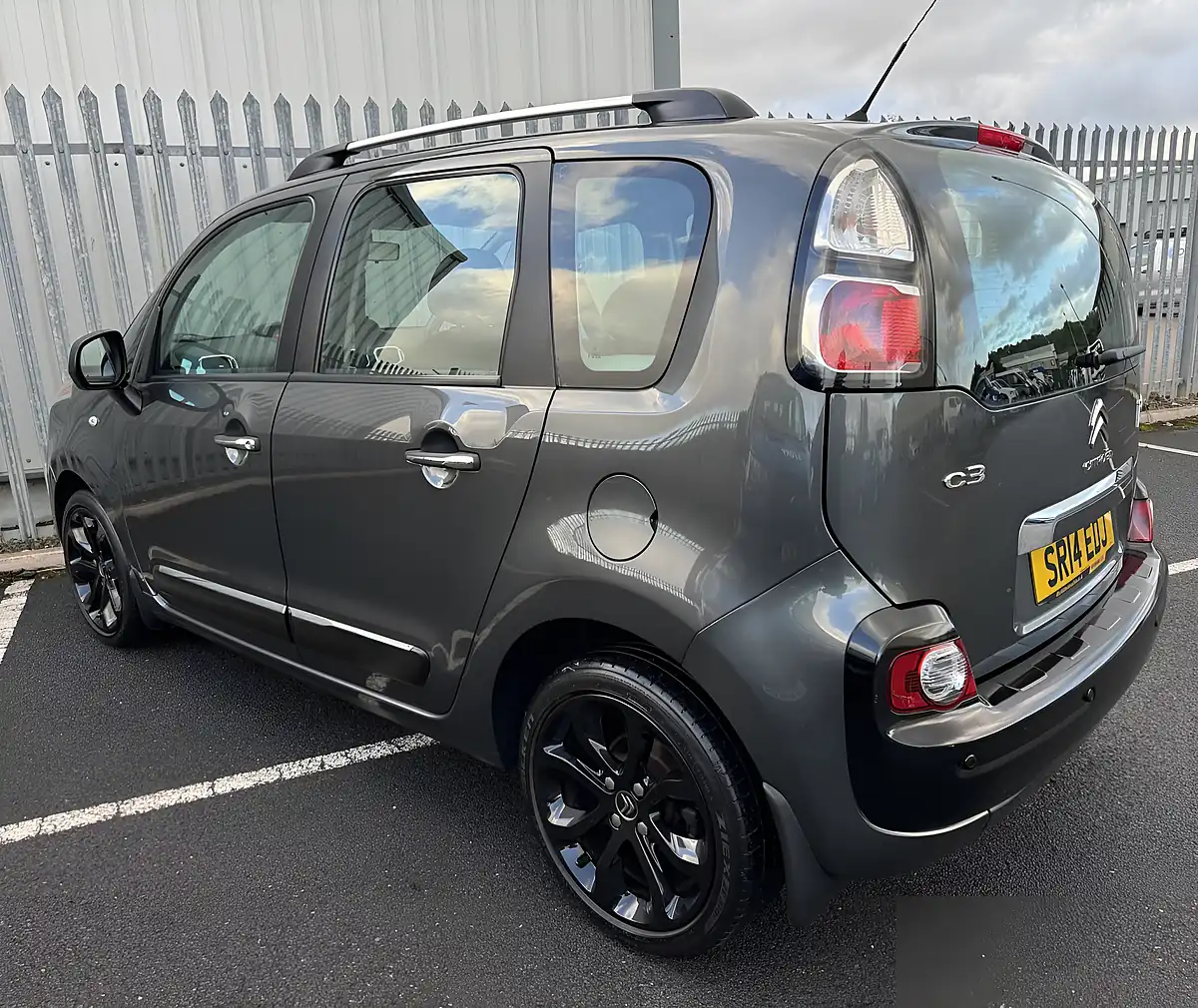 Used 2014 Citroen C3 Picasso Selection Grey - Interior and Exterior details 4
