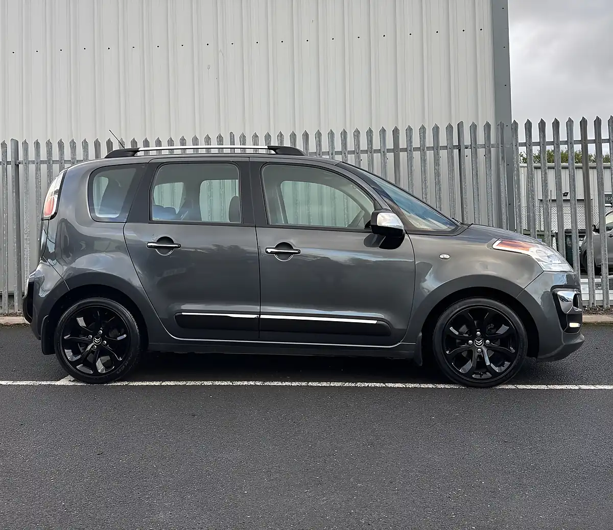 Used 2014 Citroen C3 Picasso Selection Grey - Interior and Exterior details 7